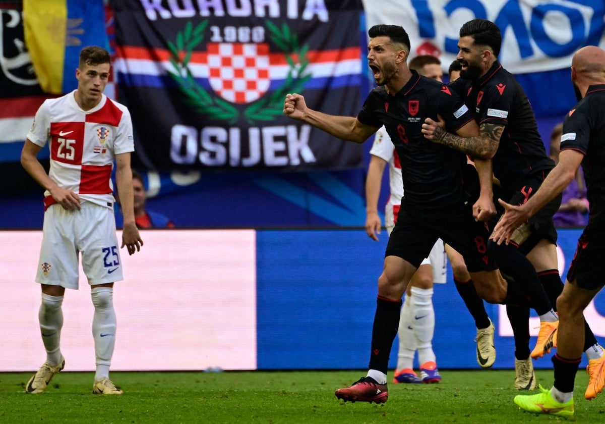 Los jugadores de Albania celebran el 2-2
