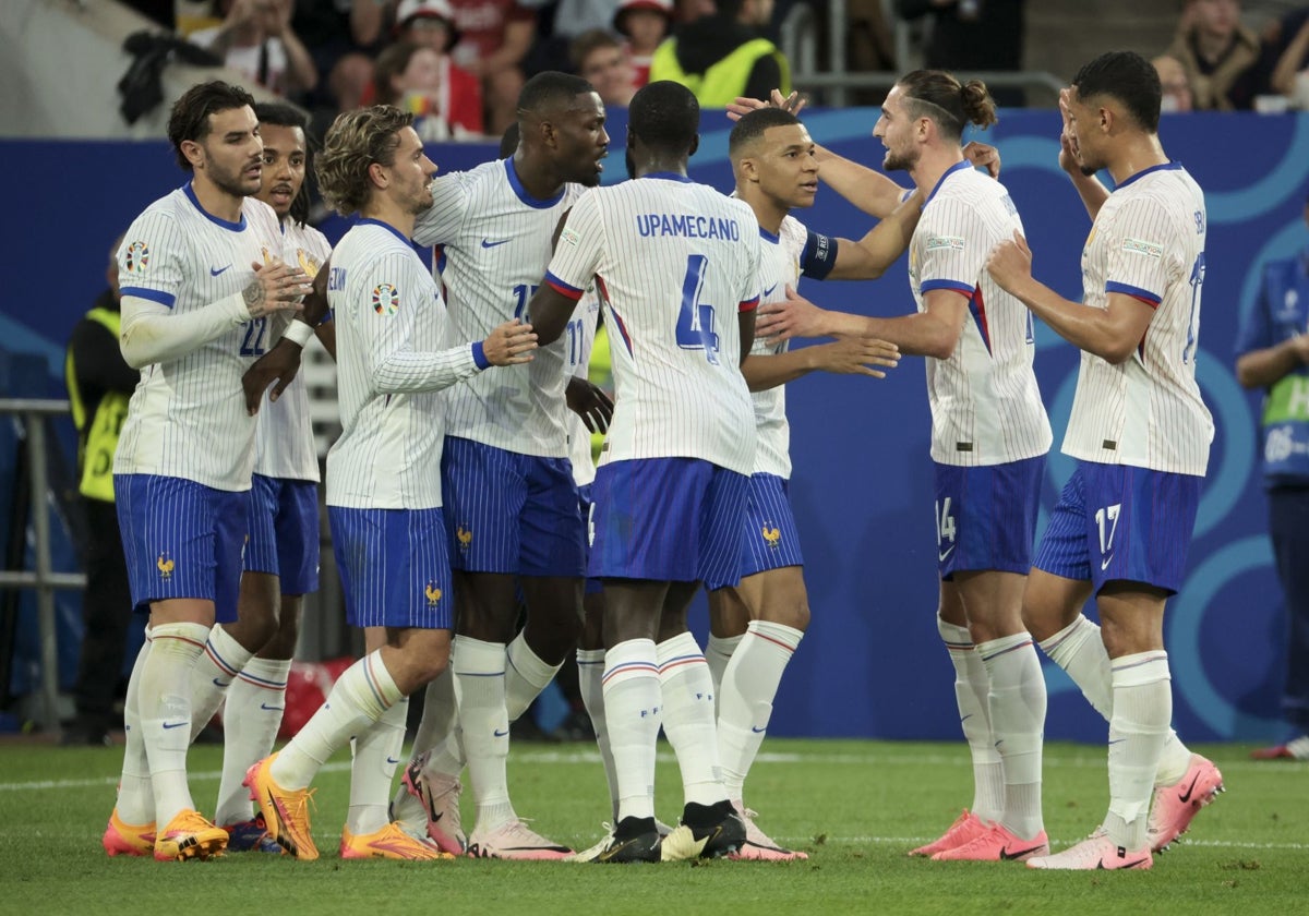 Los jugadores de la selección francesa celebra su triunfo ante Austria