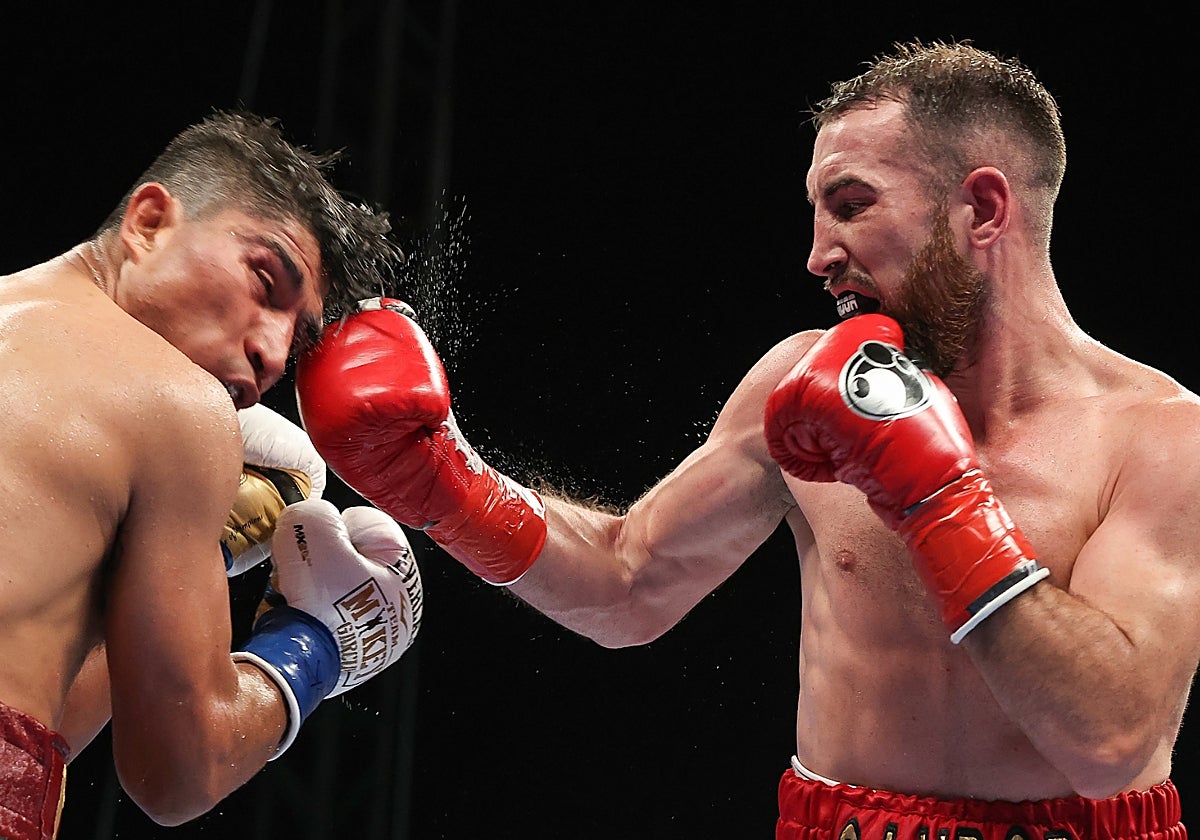 Sandor Martín conecta una mano derecha
