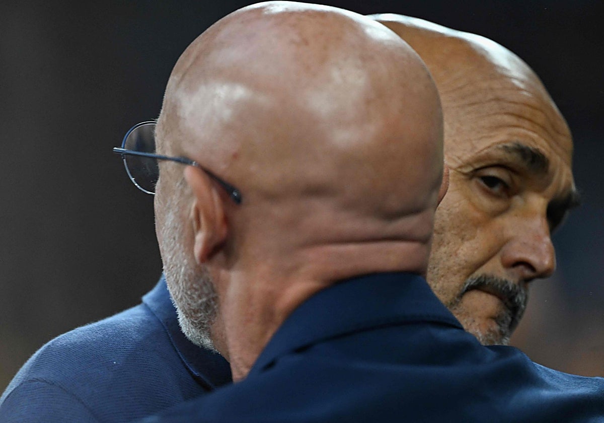 Momento del saludo entre ambos entrenadores