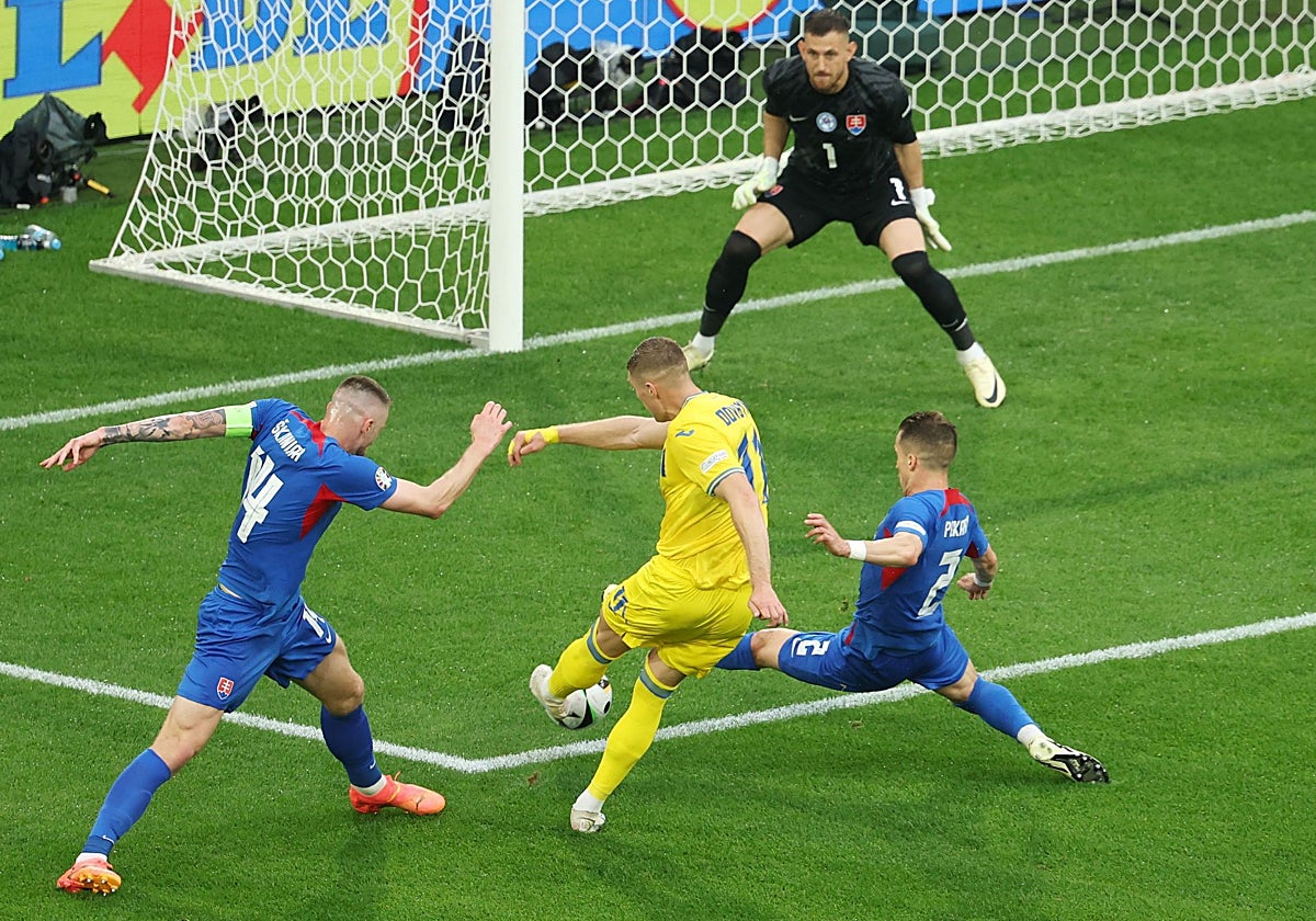 Dobvik trata de disparar a la portería eslovaca