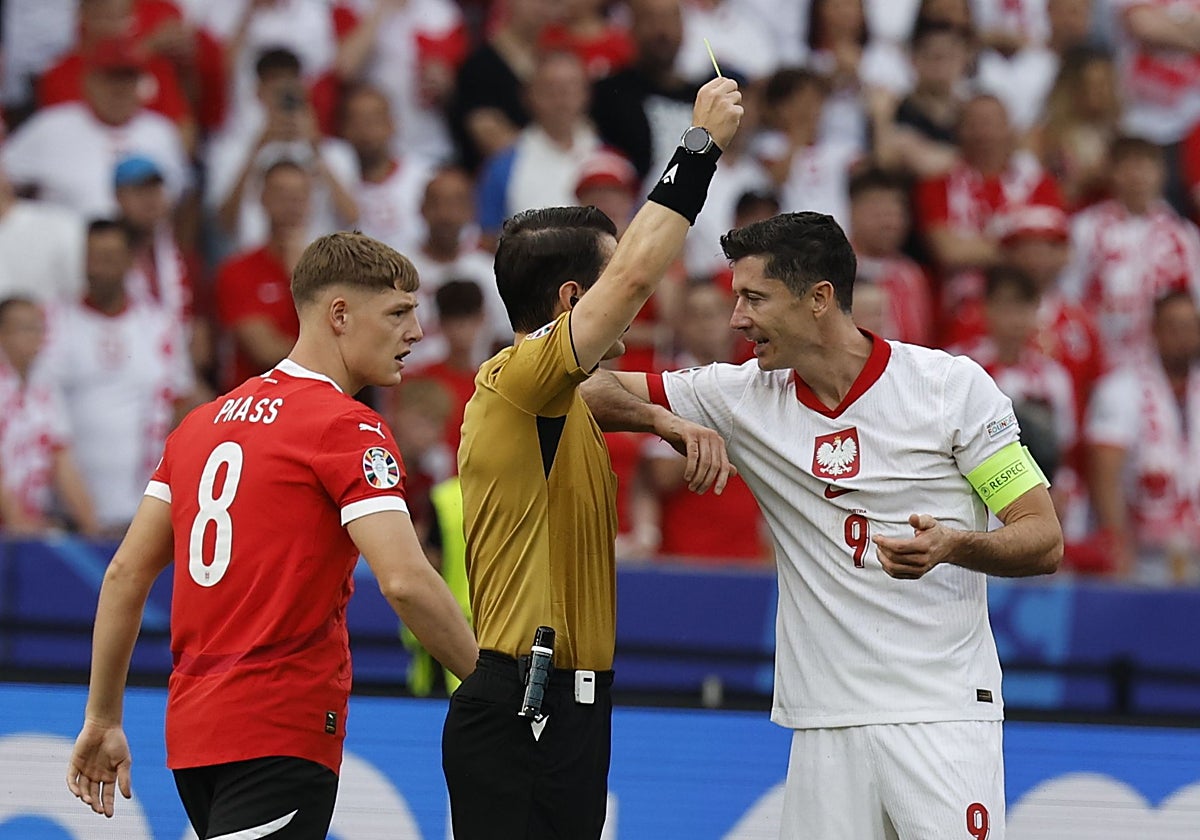 Lewandowski reclama una falta al árbitro en el partido Polonia-Austria