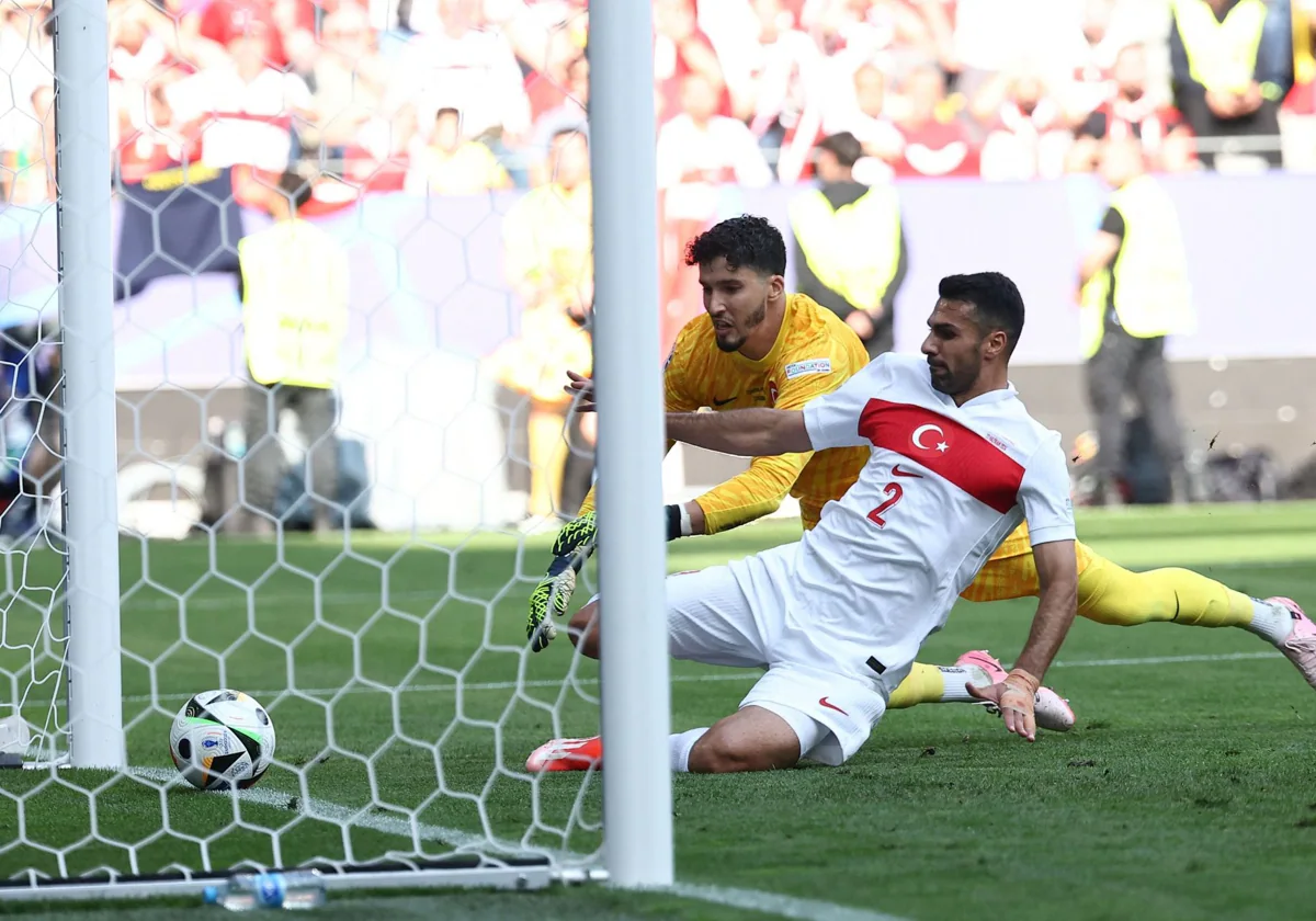 Bayindir y Celik intentan evitar el gol de Portugal