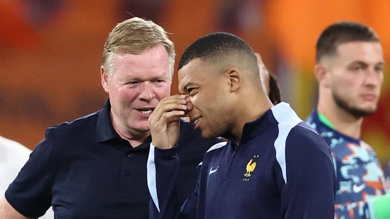 Mbappé, sin máscara ni apósito, habla con Ronald Koeman, seleccionador de Países Bajos, al término del partido que ha enfrentado a sus selecciones el pasado viernes 21 de junio en el estadio de Leipzig