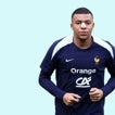 Kylian Mbappé reaparece con un apósito en la nariz