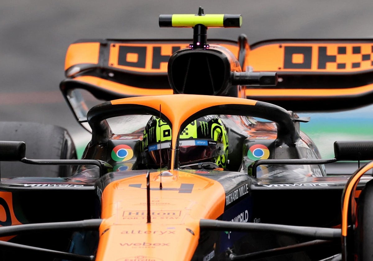 Lando Norris pilota por el circuito de Montmeló