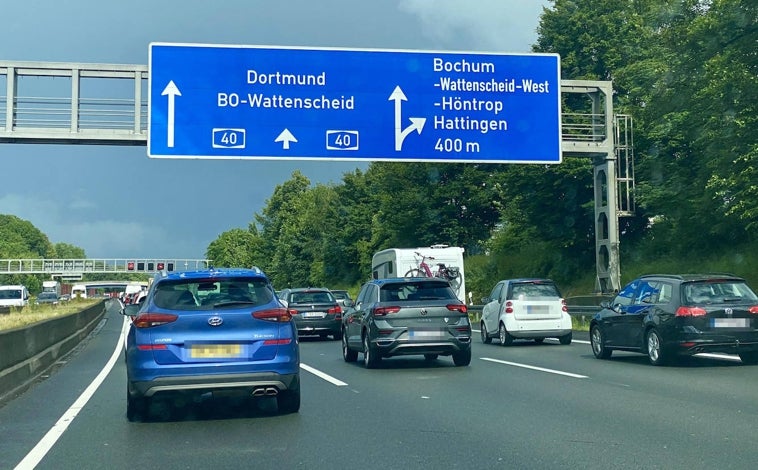 Imagen principal - De arriba a abajo, las interminables colas en las carreteras alemanas que retrasan a todas las personas que circulan por ellas. Después, los aficionados entrando a los estadios, esperando a ser cacheados. Por último, la estampa que más se repite en las tiendas de 'souvernir', la mascota de la Eurocopa por 30 euros, una cantidad de dinero elevada.