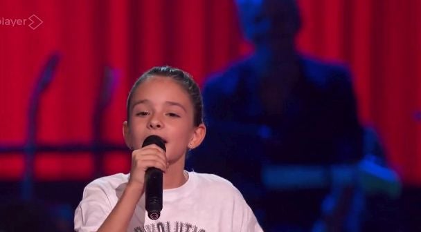 Celia Puntas, cantando en La Voz Kids