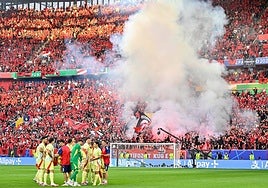 Los albaneses encienden bengalas pese a estar prohibidas