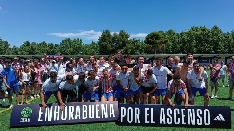 Los jugadores del Mosca celebran el ascenso a Segunda RFEF