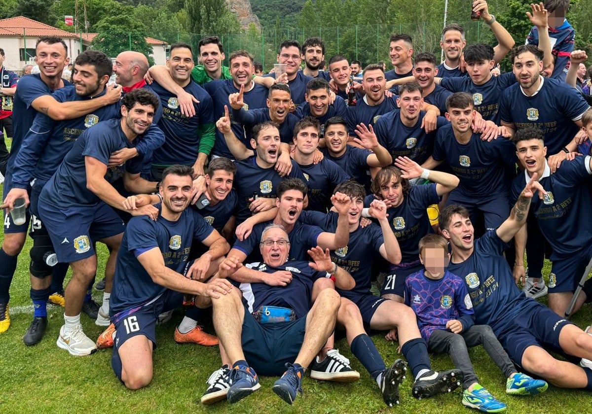 La familia del CD Anguiano celebra el ascenso a Segunda Federación