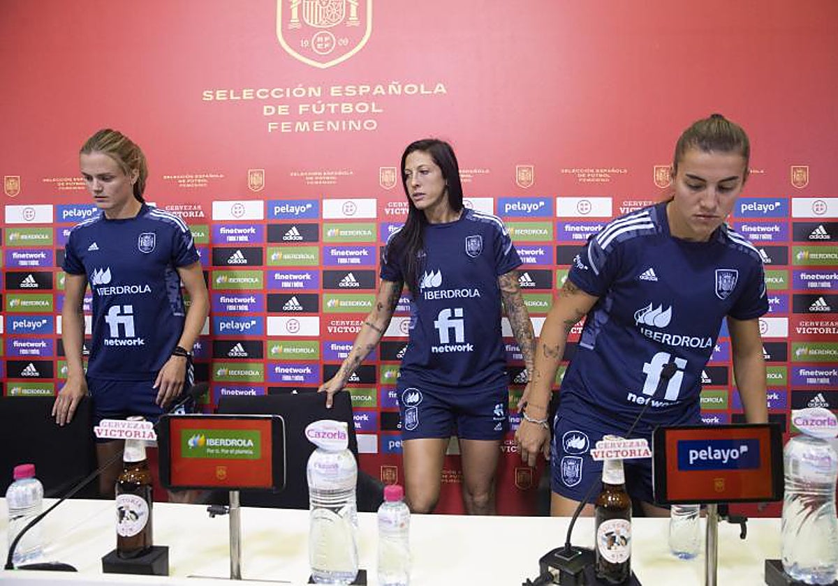 Patri Guijarro, 1 de septiembre de 2022, junto a Paredes y Jenny en la rueda de prensa que escenificó la ruptura con la RFEF