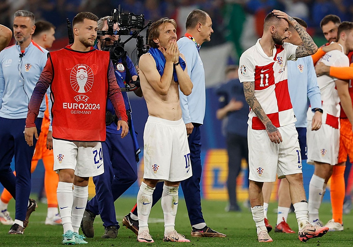 Los jugadores croatas se lamentan tras la eliminación