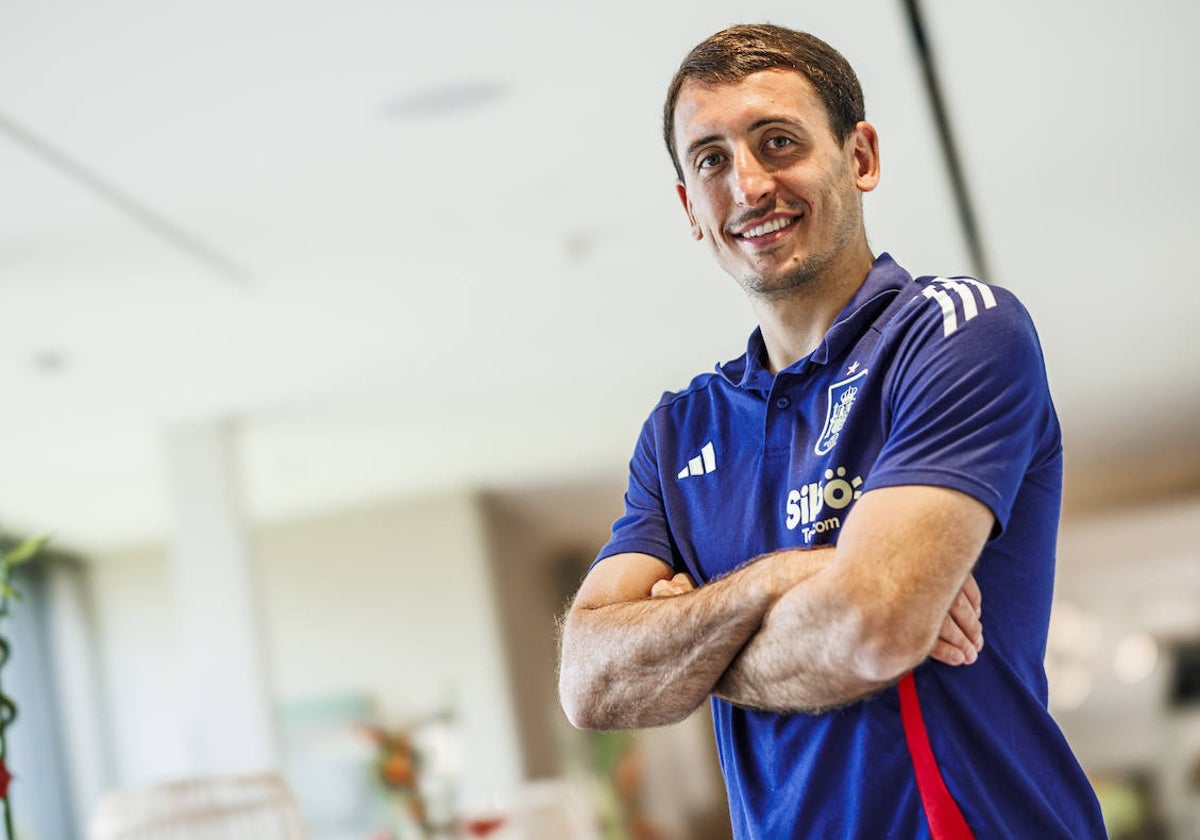 El jugador de la selección española, Mikel Oyarzabal, posando