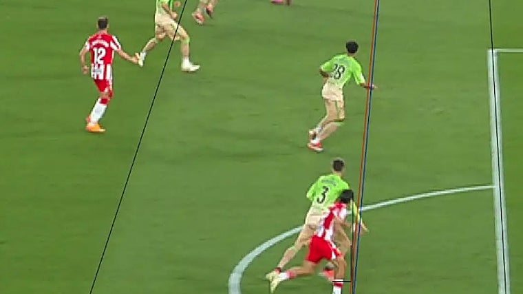 Las líneas del VAR en la jugada de Miranda y Luka Romero en el Betis - Almería de la 35ª jornada de LaLiga EA Sports