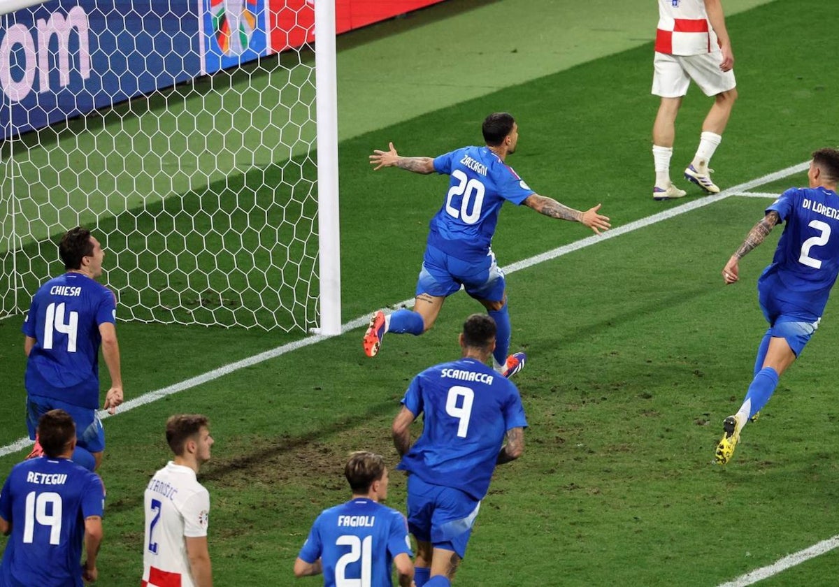 Zaccagni celebra el gol que consiguió clasificar a Italia como segunda de grupo en el último minuto del partido ante Croacia