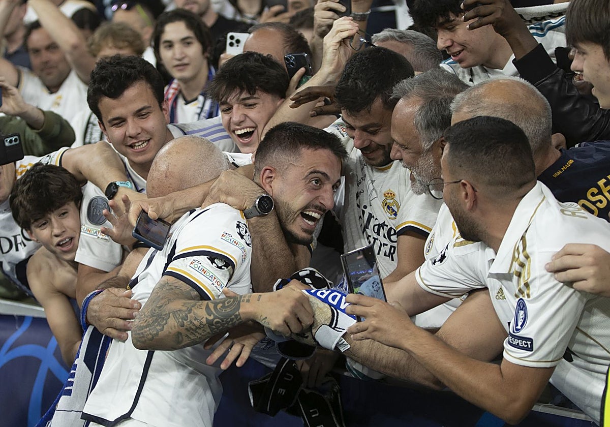 Joselu celebra su segundo gol al Bayern en la Champions