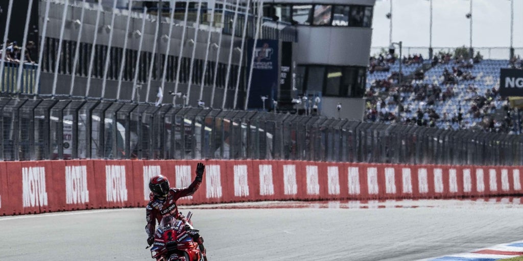 Bagnaia domina el palo y el swing mientras Márquez vuela por las bandas con doble cola