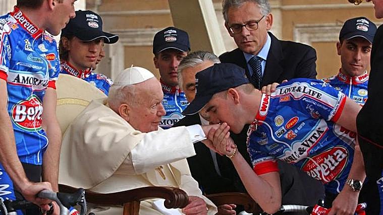 Jesús Manzano besa la mano del Papa Juan Pablo II