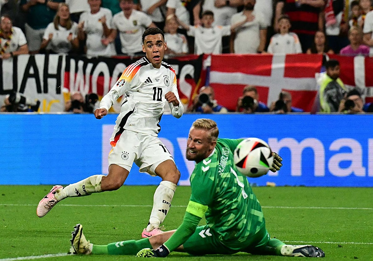 Musiala bate a Schmeichel para hacer el 2-0 de Alemania