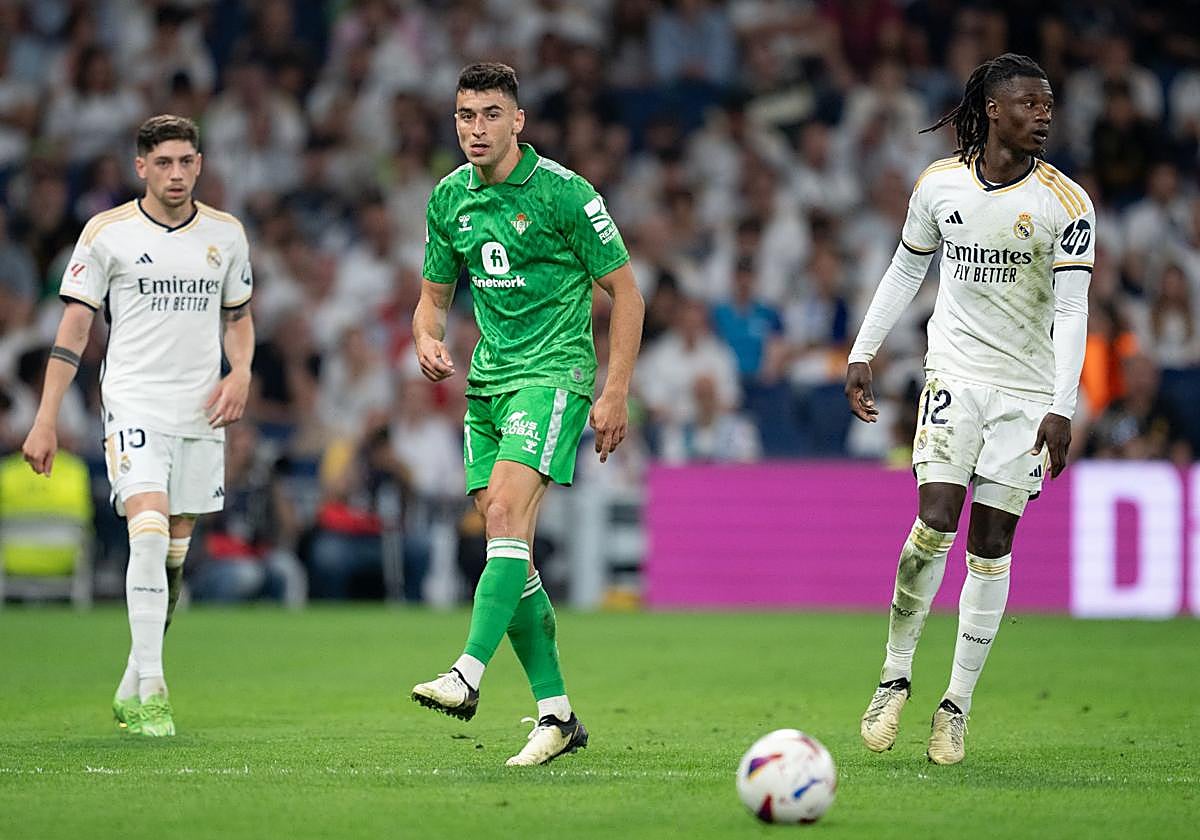 Marc Roca, entre Valverde y Camavinga en el Real Madrid - Real Betis de la última jornada del campeonato 23-24