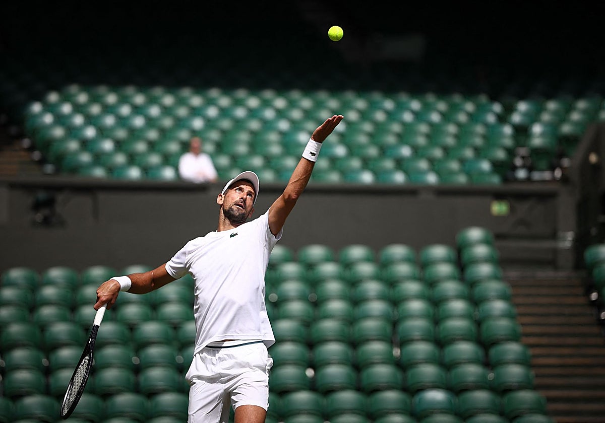 Djokovic, durante un entrenamiento en Wimbledon