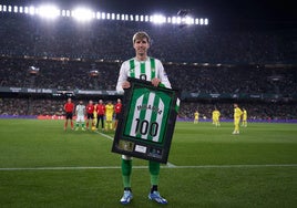 El Betis hace oficial la salida de Miranda y lo despide con un emotivo vídeo