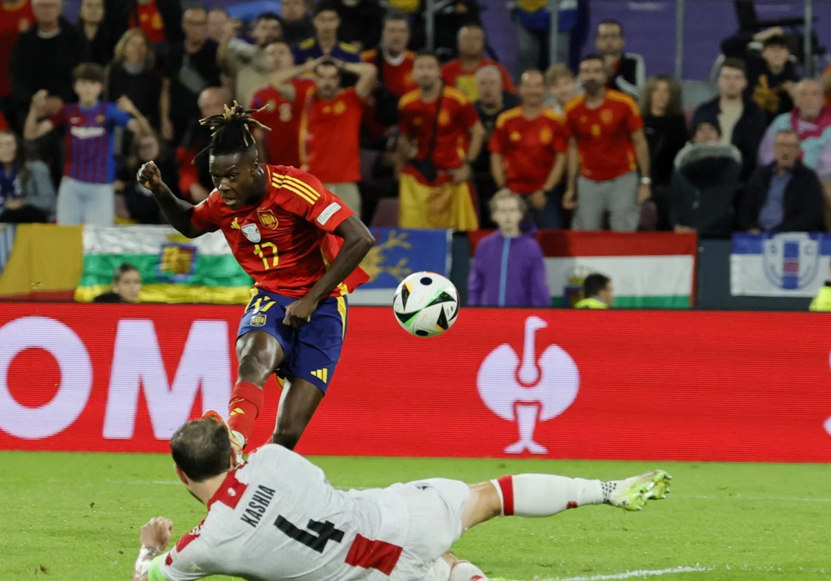 Nico Williams define para anotar el tercer gol de España ante Georgia en los octavos de la Eurocopa