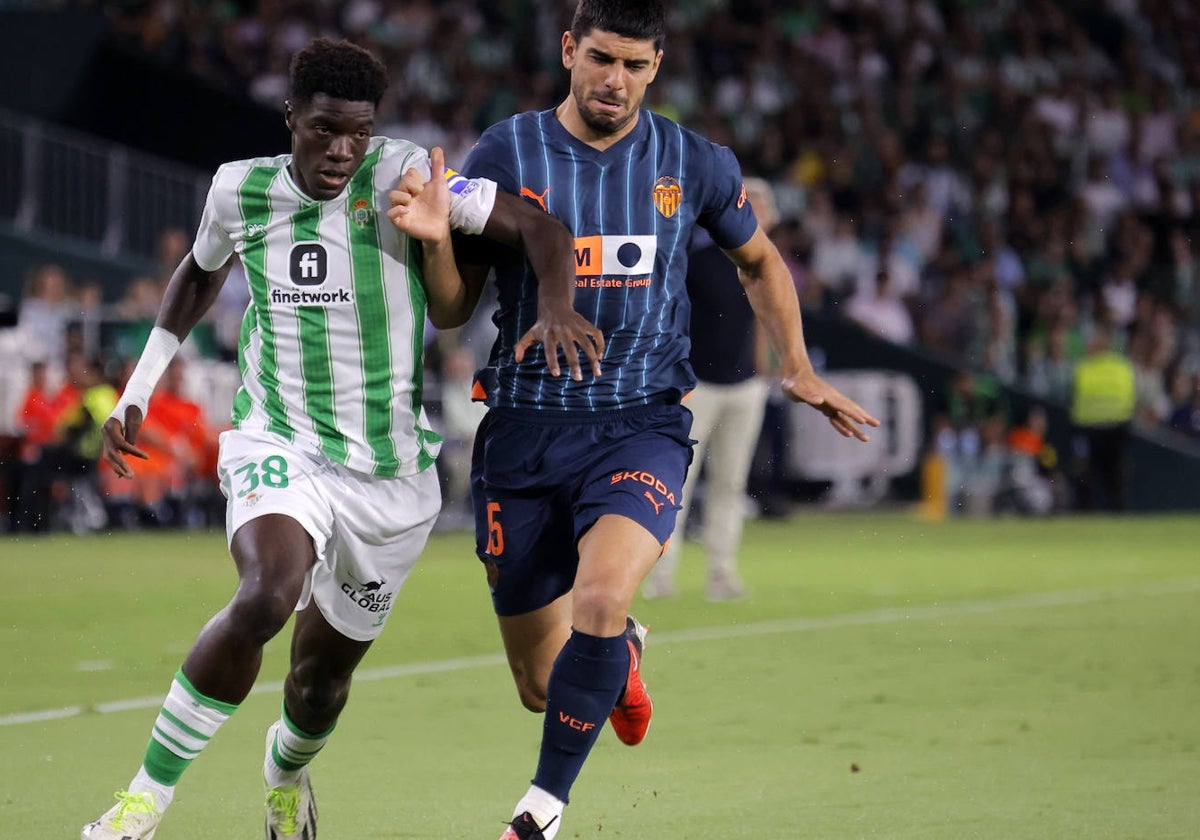 Assane Diao pugna con Cenk Özkacar en el Betis - Valencia de la pasada temporada 23-24