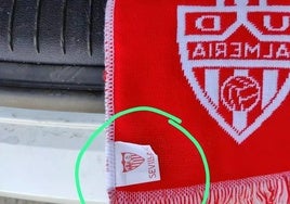 El Almería regala bufandas a sus aficionados con el escudo del Sevilla