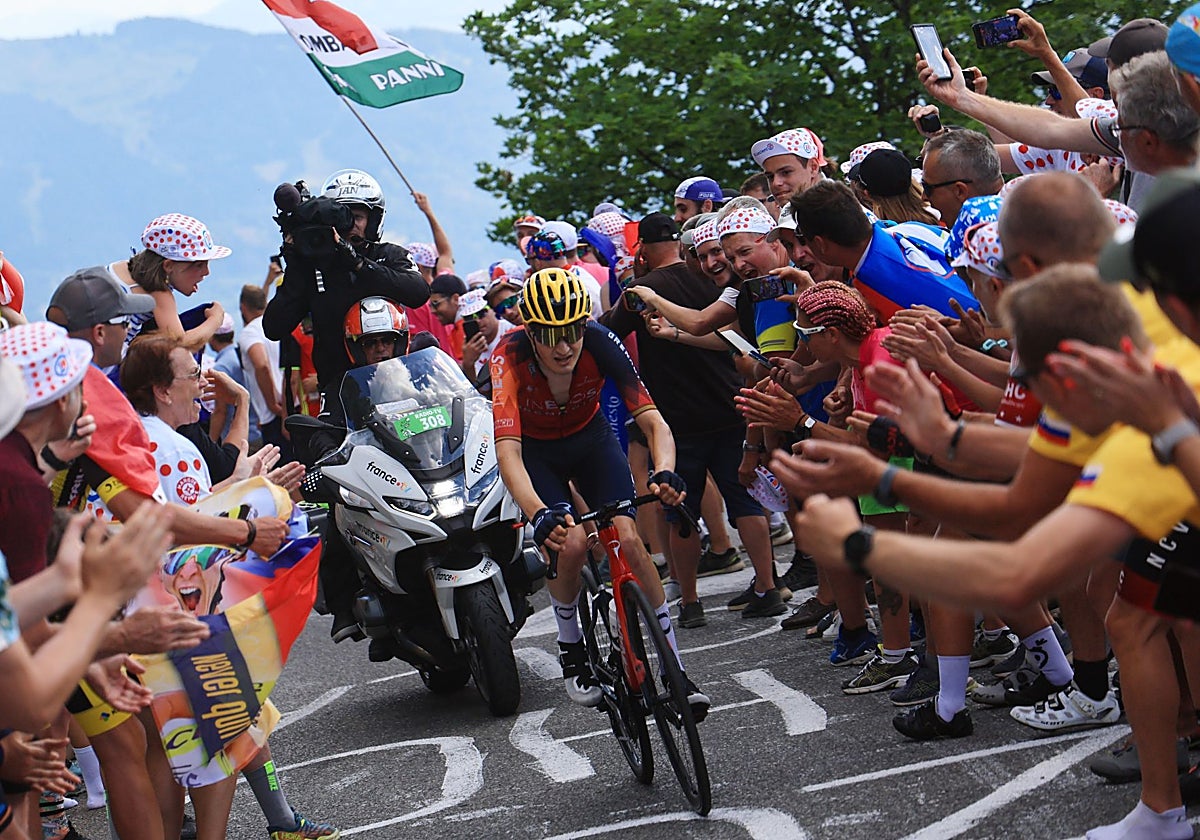 Equipadas con pinceles y botes de pintura, estas personas recorren dos veces cada etapa del Tour, adelantándose a la caravana y a los ciclistas
