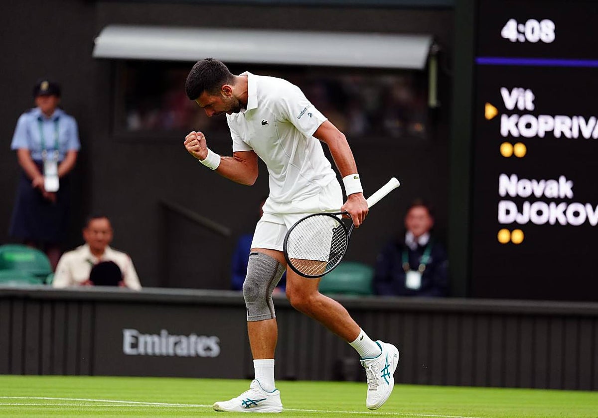Djokovic celebra con euforia un punto ante el checo Kopriva en su debut en Wimbledon