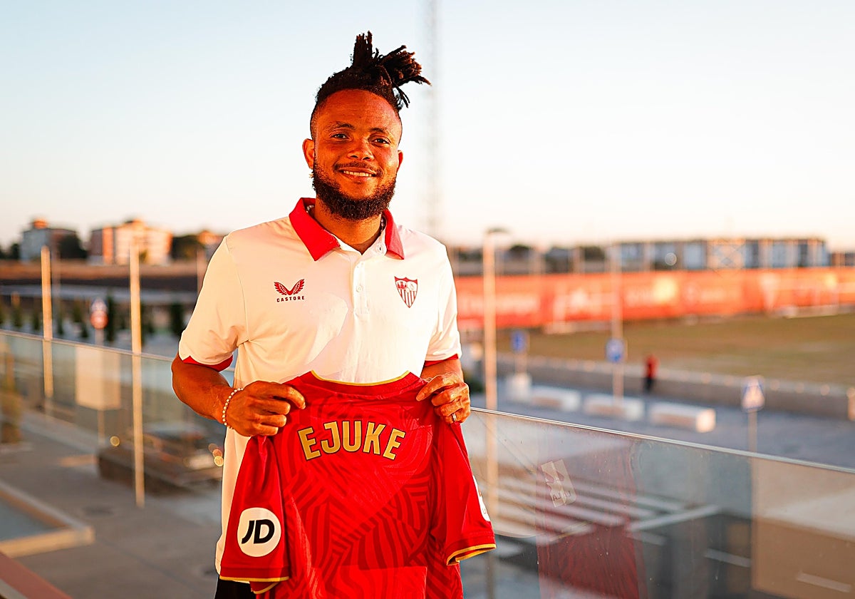 Chidera Ejuke, posando en la ciudad deportiva sevillista con su nueva camiseta