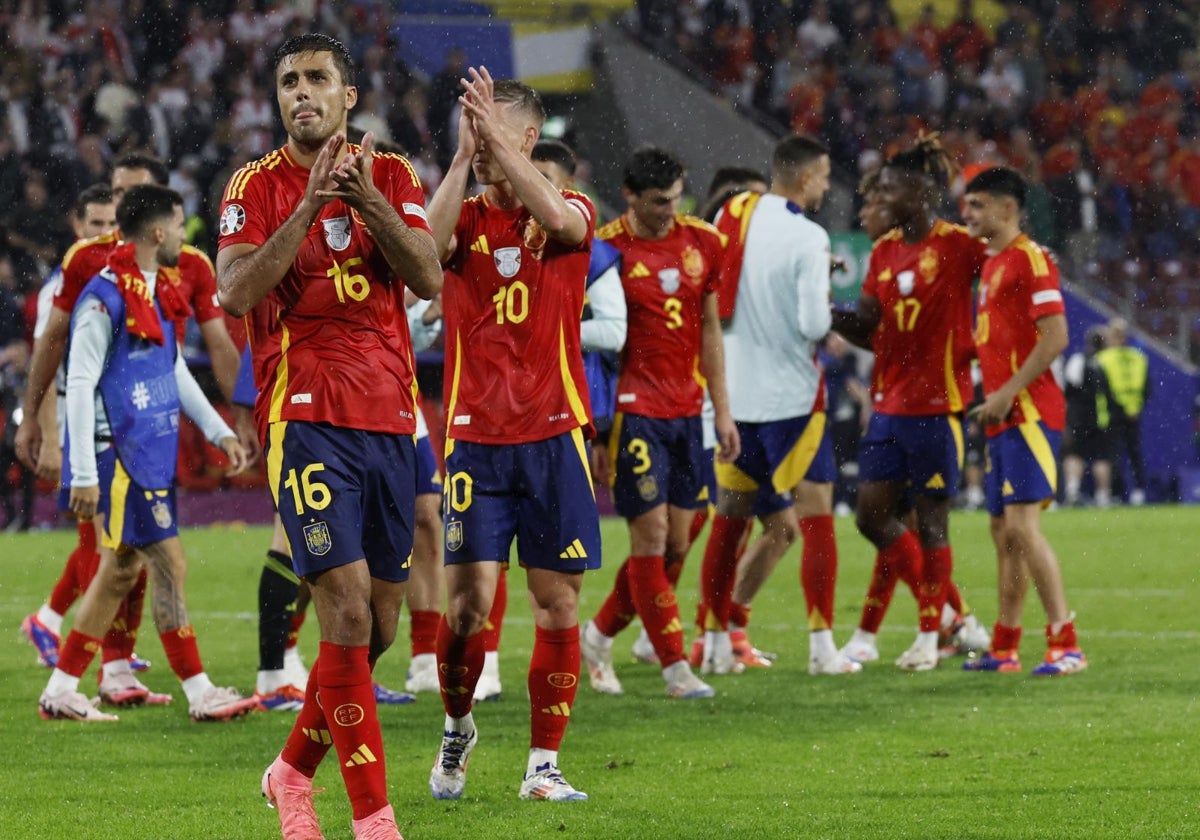 Los jugadores de la selección española agradecen el apoyo de su afición tras la victoria ante Georgia