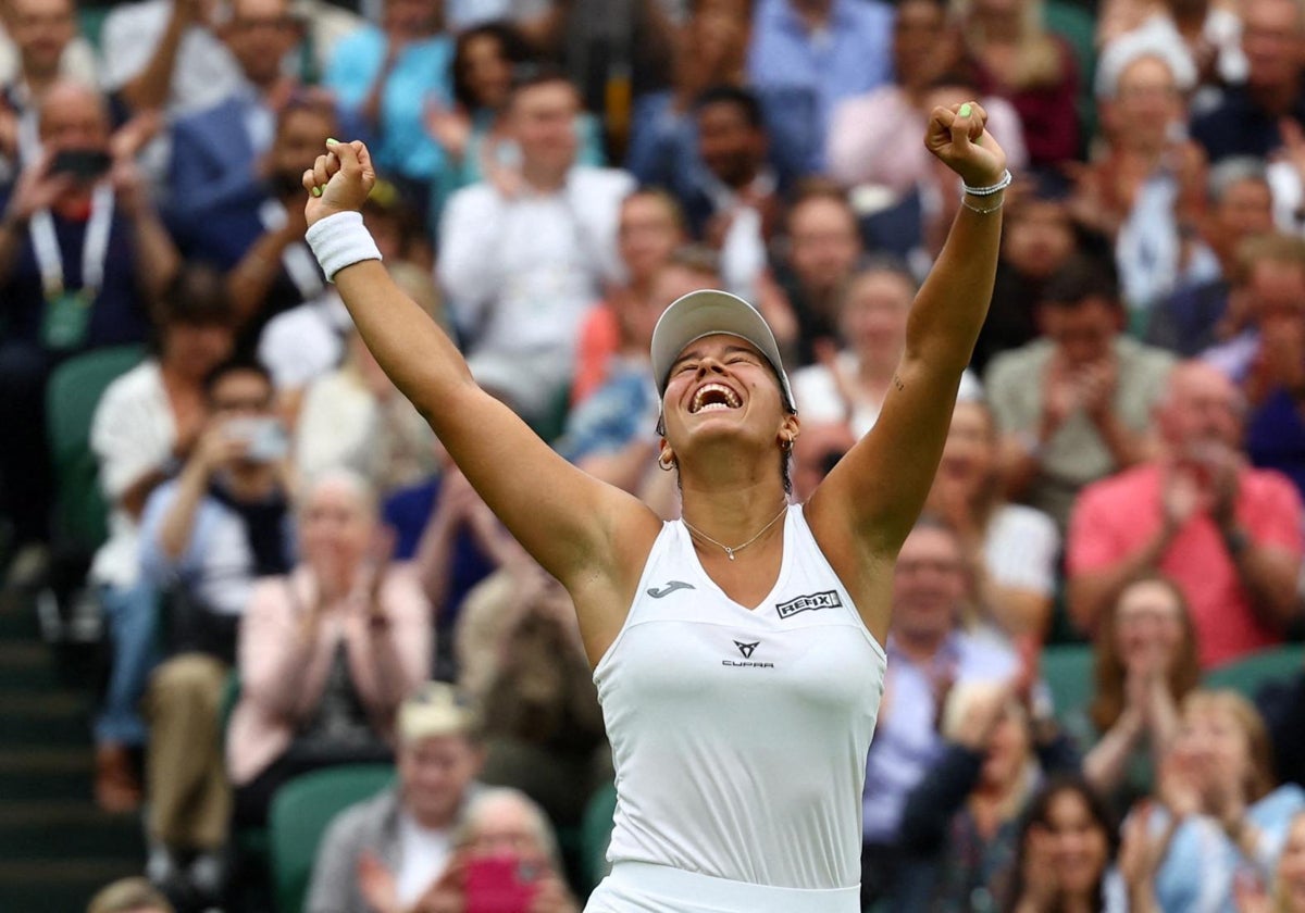 Jessica Bouzas celebra su victoria en la pista central de Wimbledon este martes