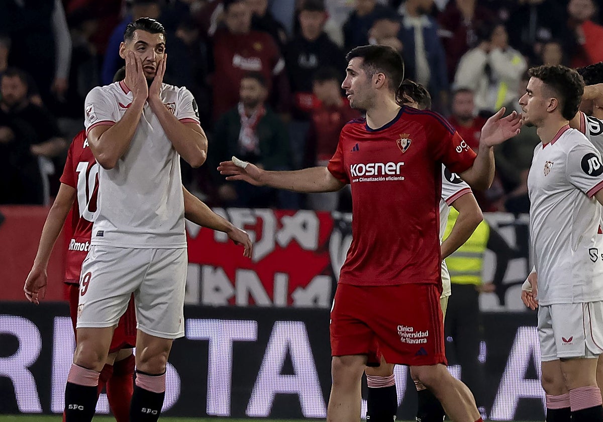 Rafa Mir se lamenta durante el Sevilla - Osasuna de la pasada temporada 23-24