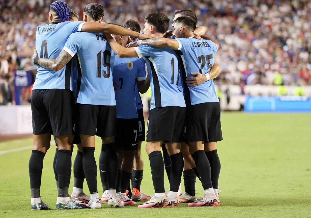 Los jugadores de Uruguay celebran el gol de Mathias Olivera en la Copa América