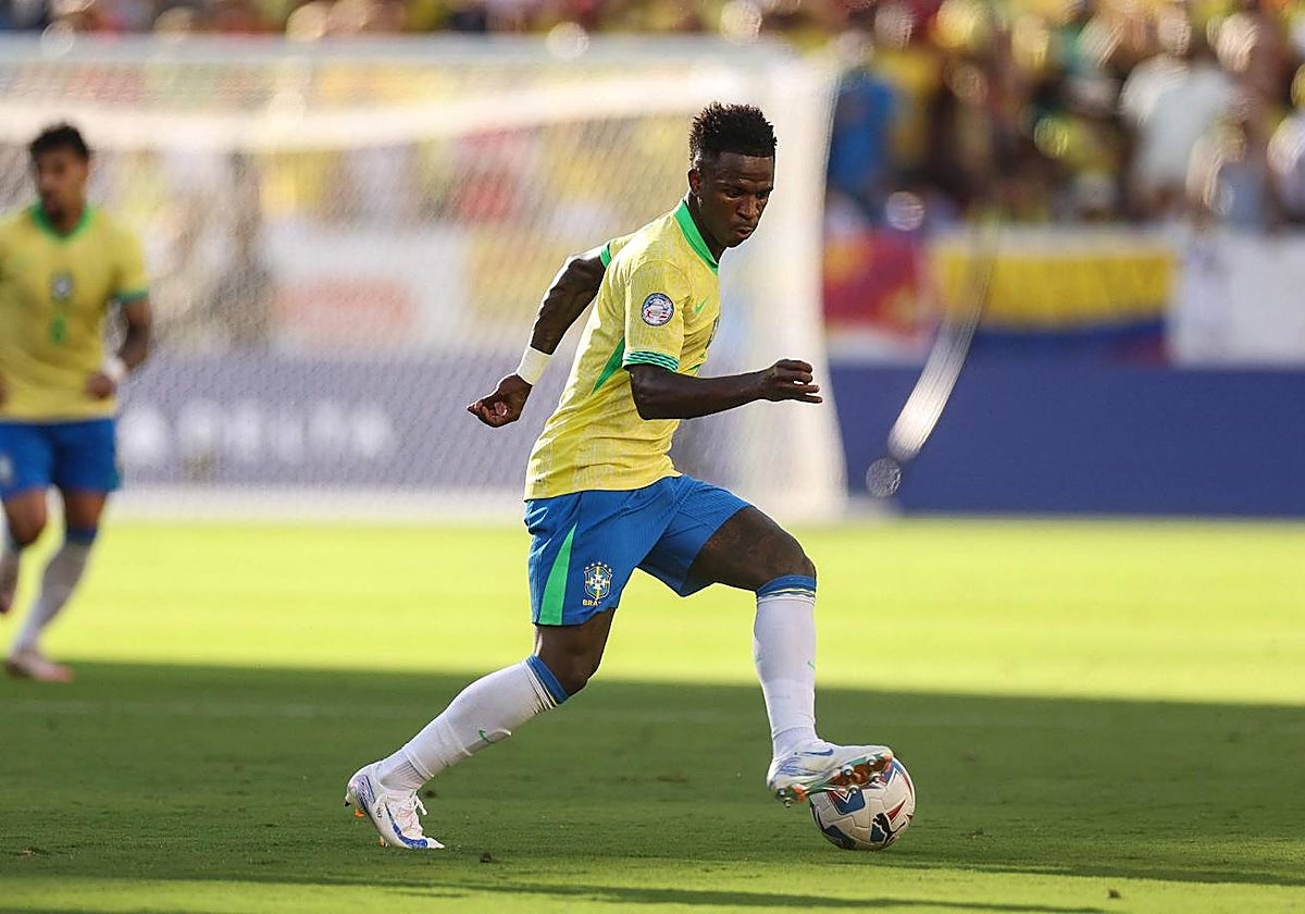 Vinicius Jr contrala el balón en una jugada en el partido contra Colombia de la Copa América
