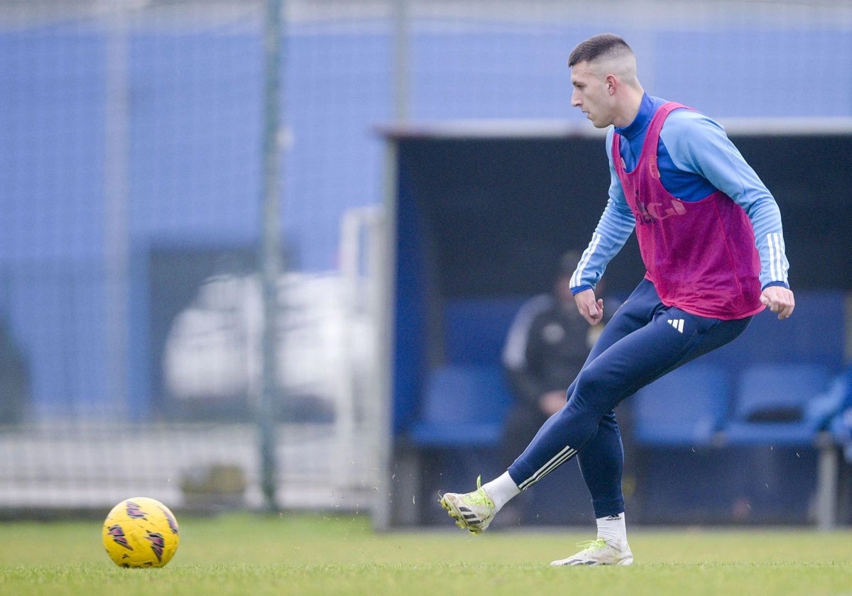 Abel Bretones en el campo de entrenamiento del Oviedo