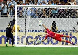 El Dibu Martínez vuelve a salvar a Argentina tras fallar Messi un penalti a lo 'panenka'