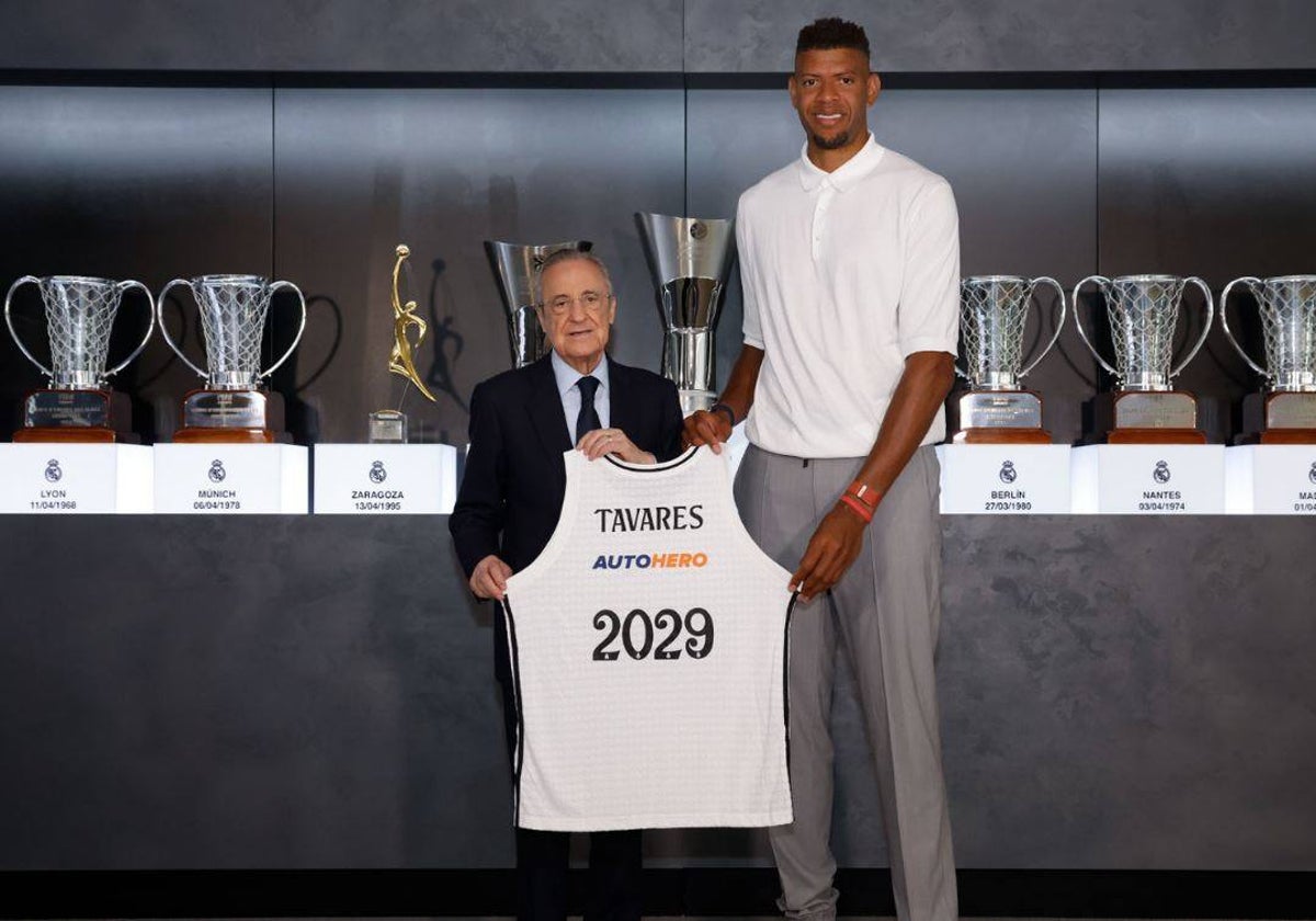 Eddy Tavares posa con Florentino Pérez y la camiseta que hace oficial la prolongación del contrato del de Cabo Verde