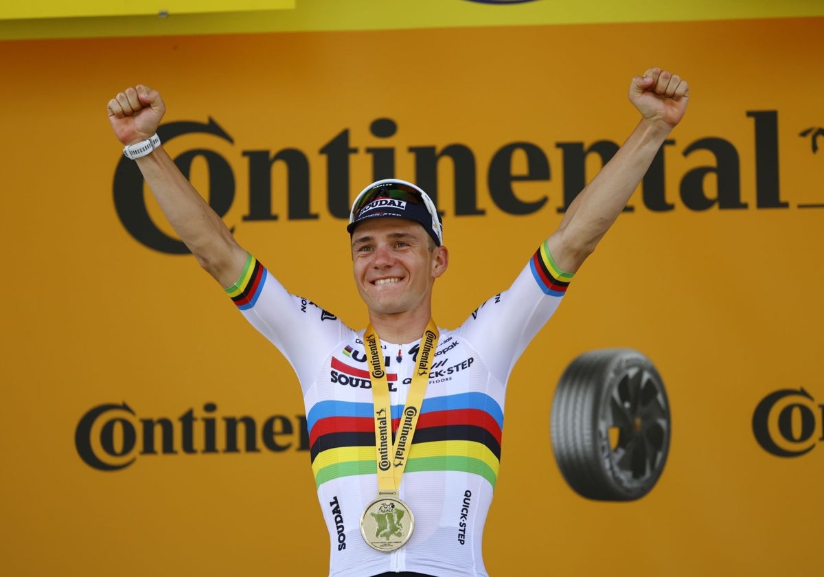 Evenepoel celebra su primera victoria en el Tour de Francia