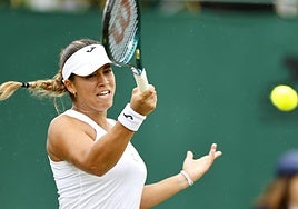 Una lesión acaba con el sueño de Jessica Bouzas en Londres y descalabro de Swiatek sobre hierba