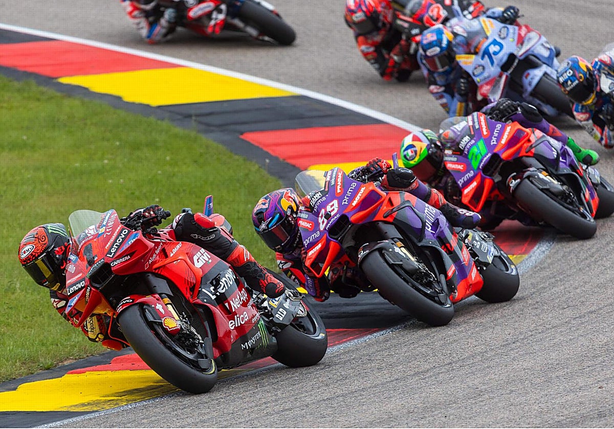 Pecco Bagnaia lidera la carrera por delante de Jorge Martín