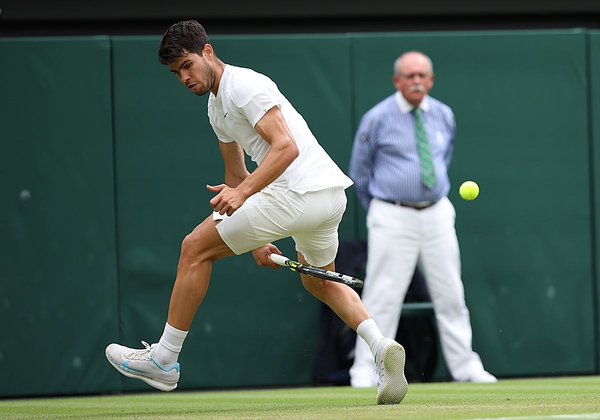 Alcaraz ejecuta un golpe por debajo de las piernas ante Humbert