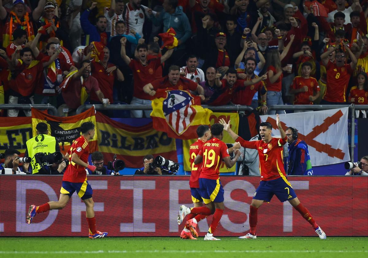 La Selección Española celebra