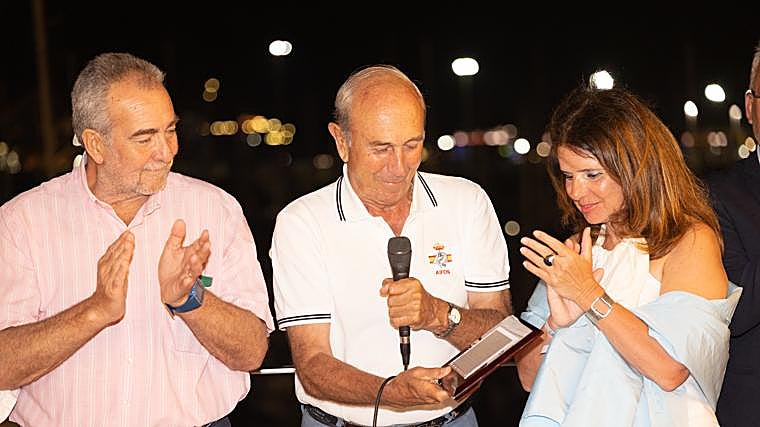 El Almirante Jaime Rodríguez Toubes recibió de Marisa Arlandis, en nombre de la familia Sánchez Barcaiztegui, la placa en recuerdo del fundador de la regata