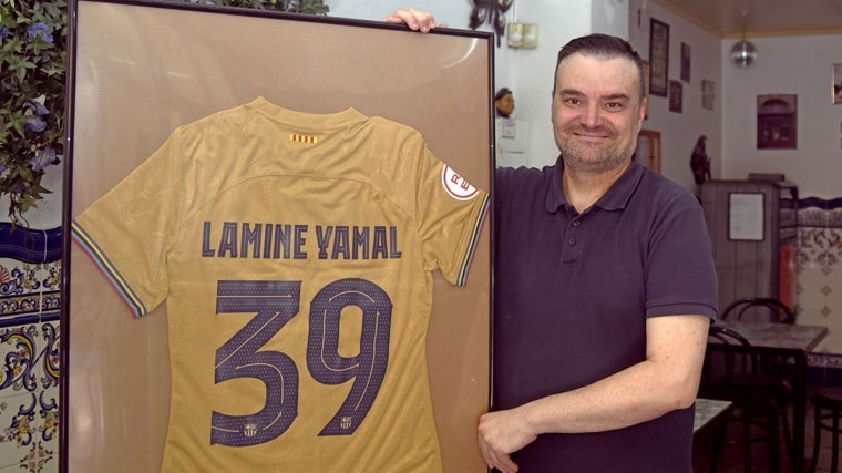 Carlos, dueño del bar 'El Cordobés', con la camiseta de Lamine