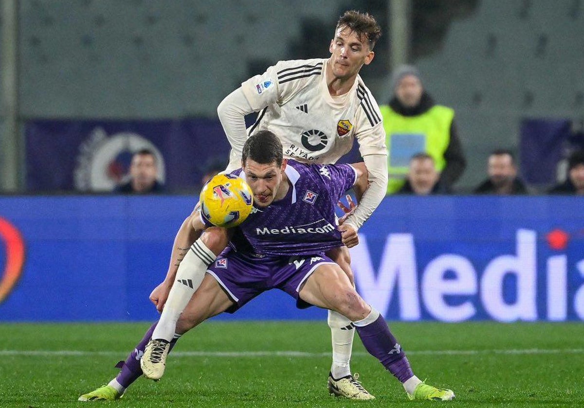 Diego Llorente pugna con Andrea Belotti por el balón en el Fiorentina - Roma de la pasada temporada 23-24