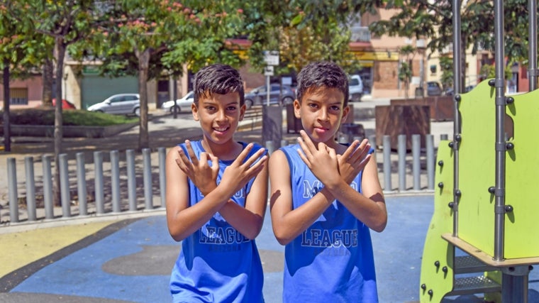 Los hermanos Nawfal y Rayan, en la plaza en la que jugaba Yamal